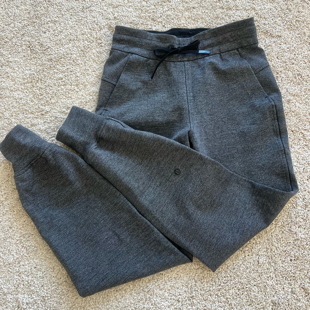 Like New Lululemon Scuba Jogger – Heathered Charcoal Grey